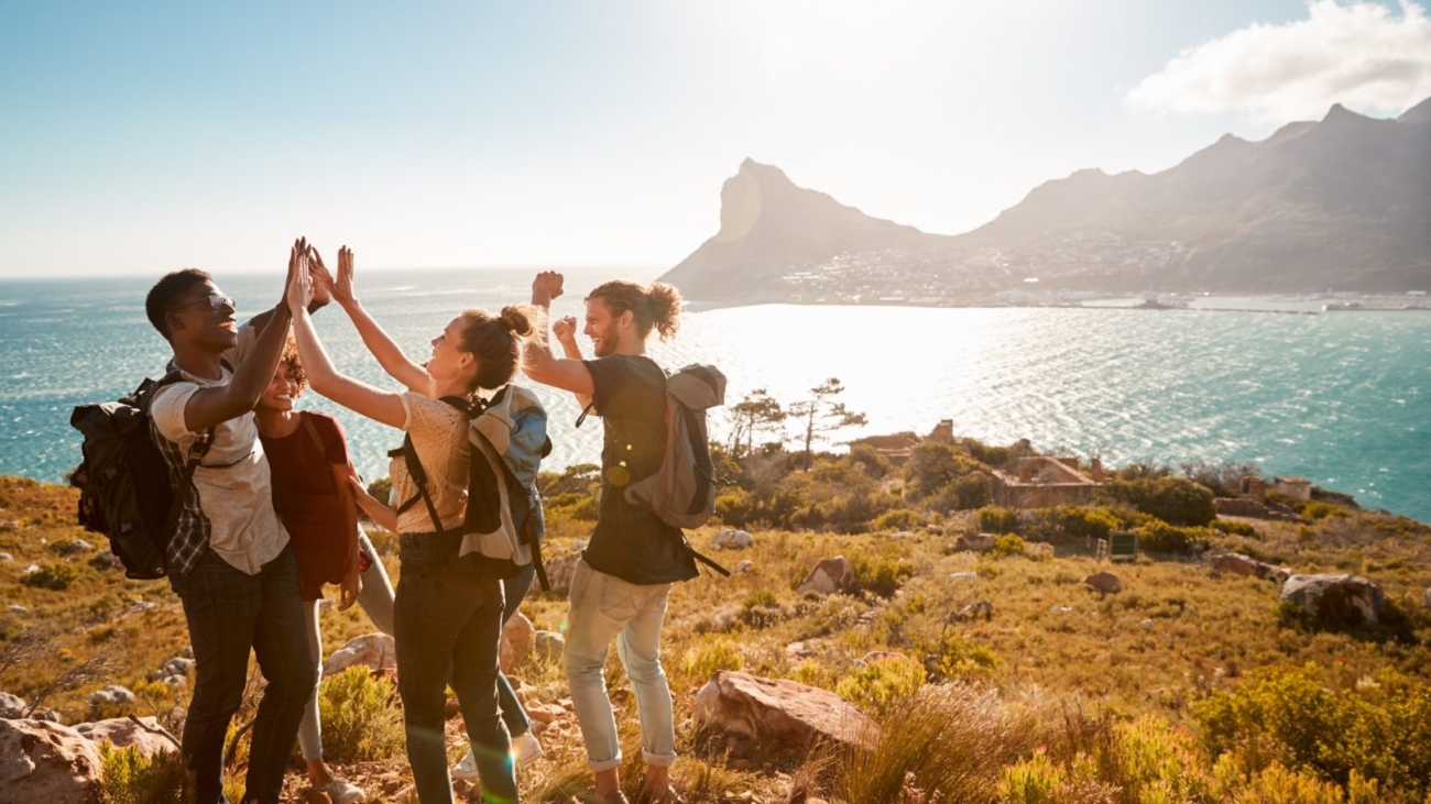 more-groups-on-cliff-over-ocean