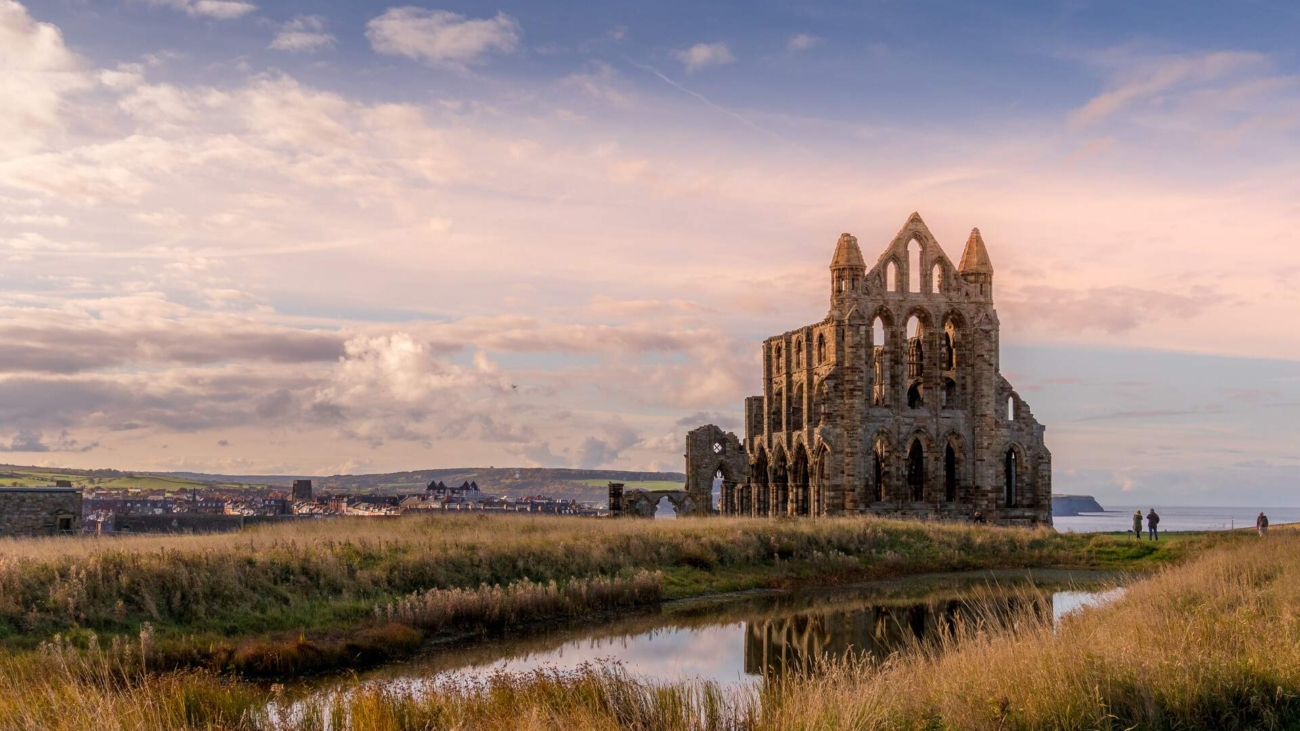 dest_uk_england_yorkshire_whitby-abbey_ruins_gettyimages-1301411249_universal_within-usage-period_91203